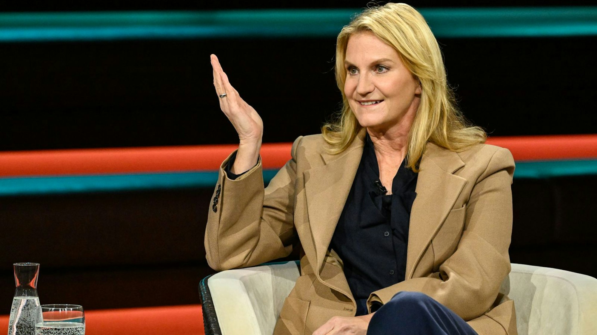 Journalistin Kerstin Münstermann erklärte, dass das Amt von Kevin Kühnert ihn im Laufe der Jahre negativ verändert habe. (Bild: ZDF / Markus Hertrich)