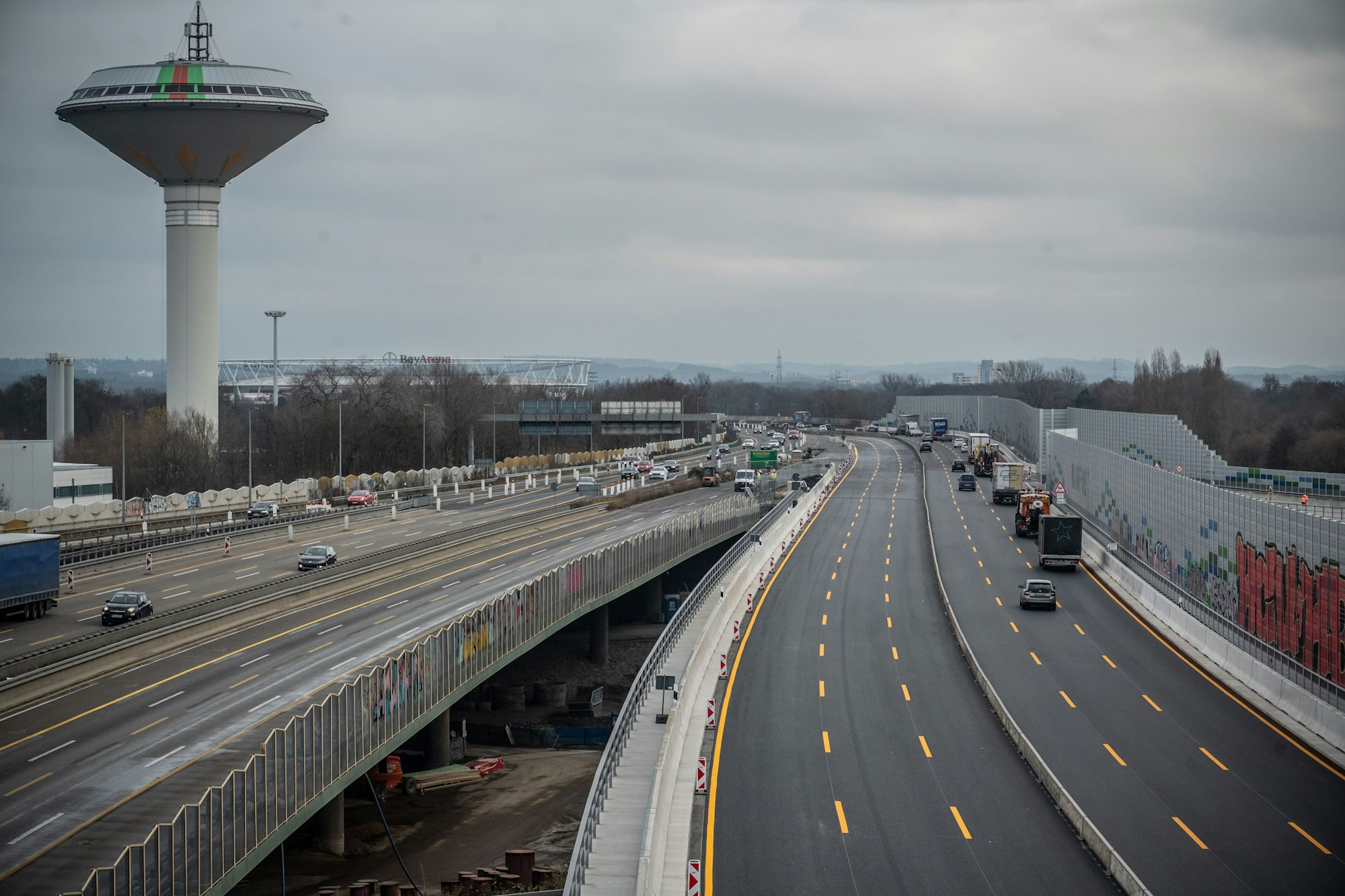 Die Autobahn GmbH gibt Teilstücke in Kreuz Leverkusen-West frei, unter anderem die Verbindungsbrücke von der Autobahn 59 auf die A1 in Richtung Dortmund.