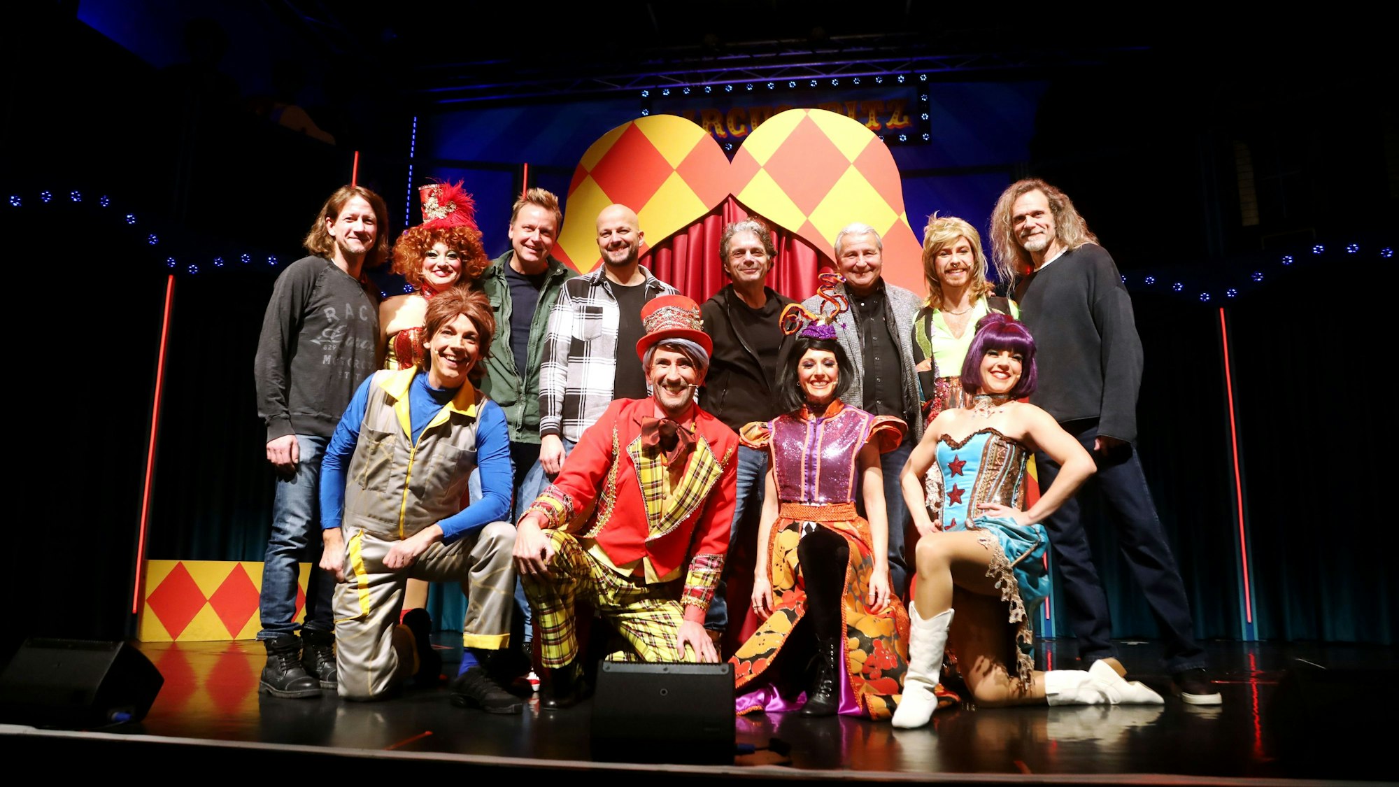 10.12.2025, Köln: Bläck Fööss besuchen Fööss-Revue im Scala-Theater. Bitte nur von Theater-Chefs Hoffmann und Borgartz mit den Fööss, Bild-Text besorgt Jan am nächsten Morgen. Foto: Arton Krasniqi