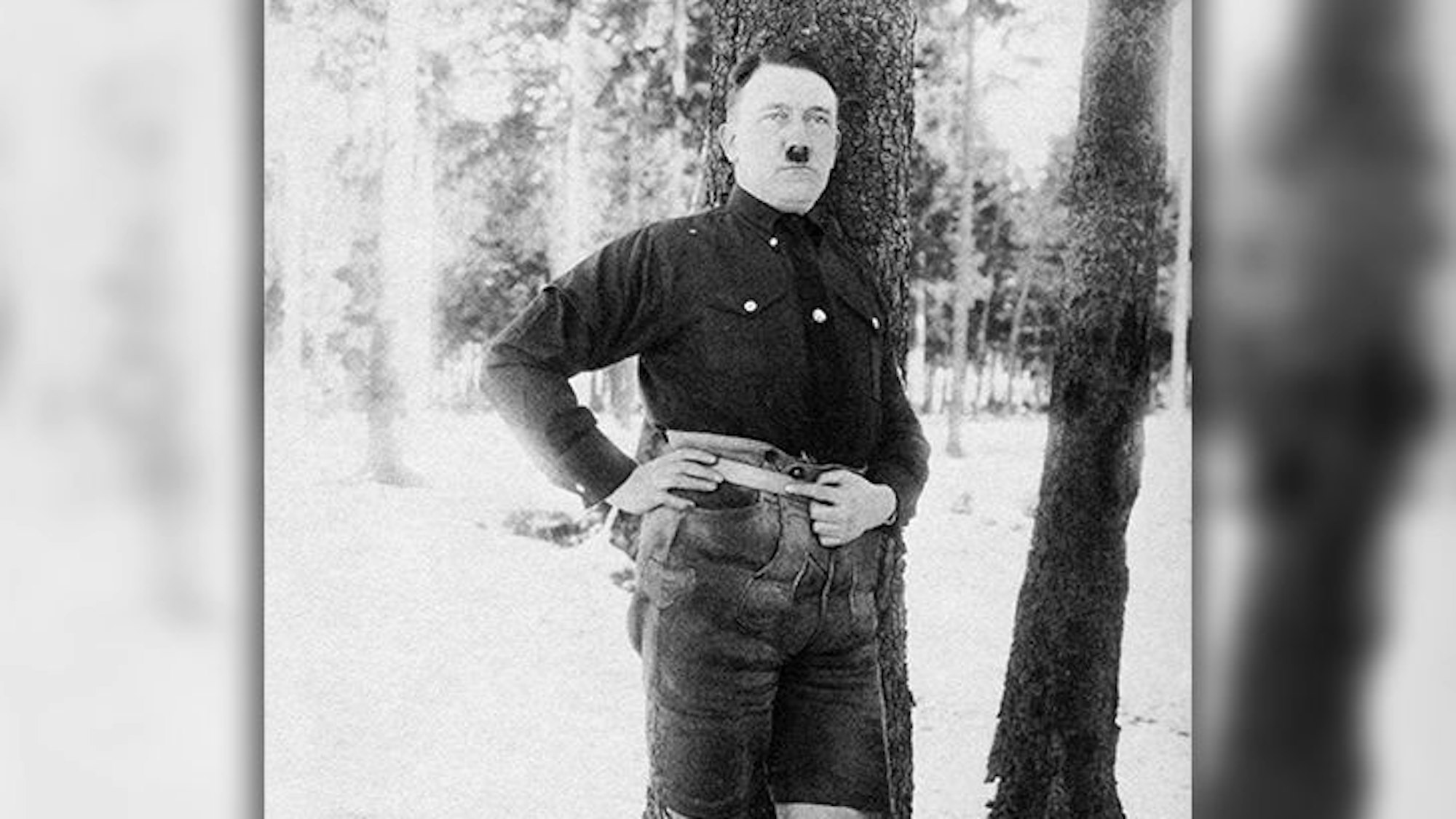 Adolf Hitler in Lederhosen. Die Aufnahmen machte sein persönlicher Fotograf Heinrich Hoffmann Ende der 1920er-Jahre.