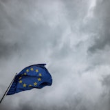 Die Flagge der Europäischen Union weht vor dem Gebäude des Europäischen Parlaments im Wind. (Symbolbild)