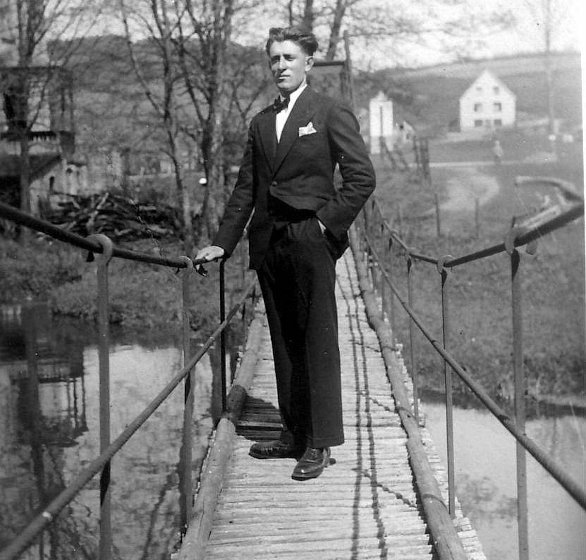 Die 1928 eingeweihte Hängebrücke über den Wisserbach ist in der Sommerfrische Morsbach ein immer beliebtes Fotomotiv, gern auch im schnieken Sonntagsanzug. Hier ein Foto aus den 1930er Jahren.