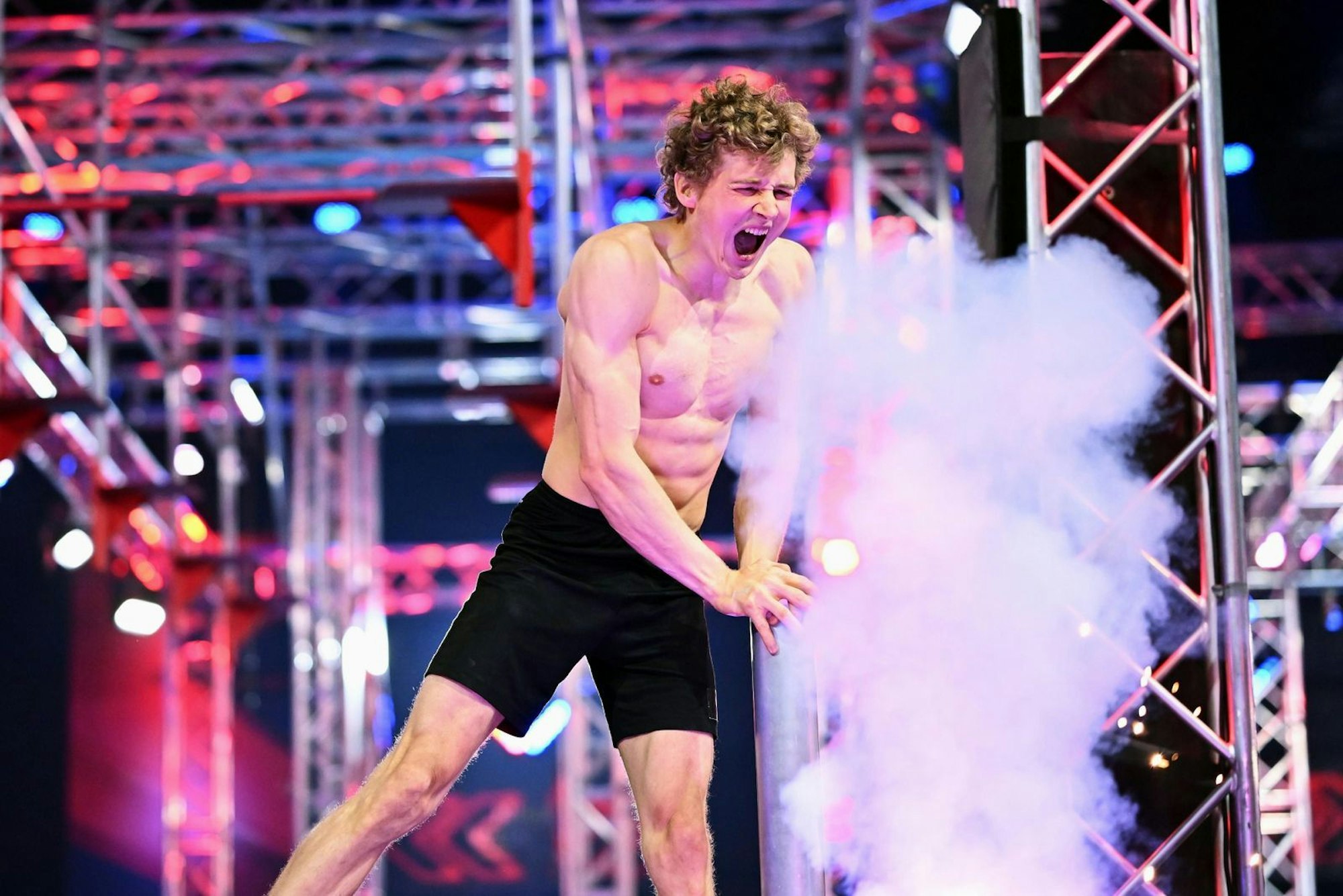 Philipp Göthert ist der neue Last Man Standing von „Ninja Warrior Germany“ (RTL). Im Foto: Der 24-Jährige buzzert nach einer fantastischen Leistung in Stage 3 und qualifiziert sich für den Mount Midoriyama. (Bild: RTL)