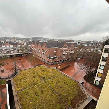 Auf dem Bild ist ein Platz hinter dem Frechener Rathaus von oben zu sehen.