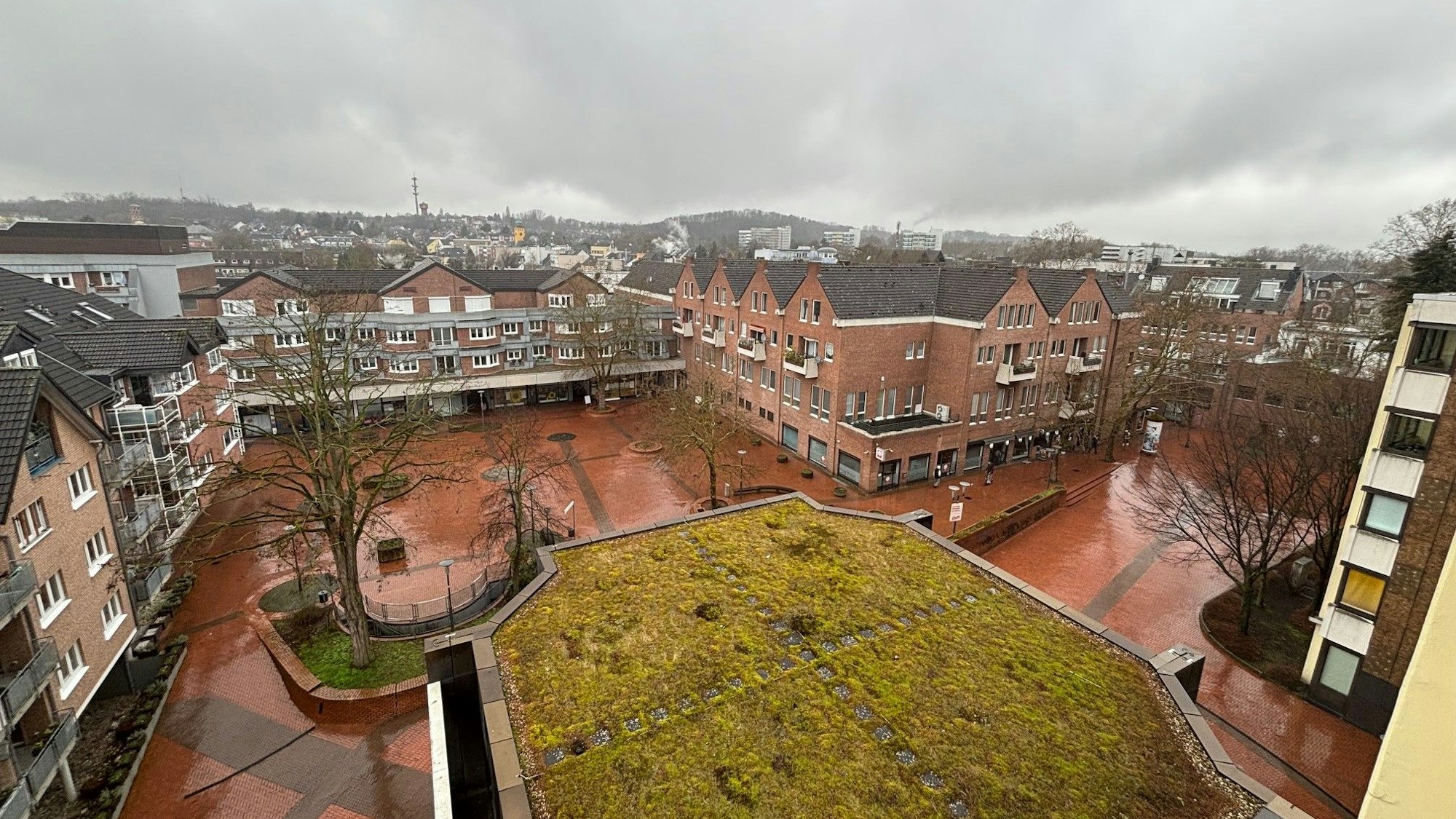 Auf dem Bild ist ein Platz hinter dem Frechener Rathaus von oben zu sehen.