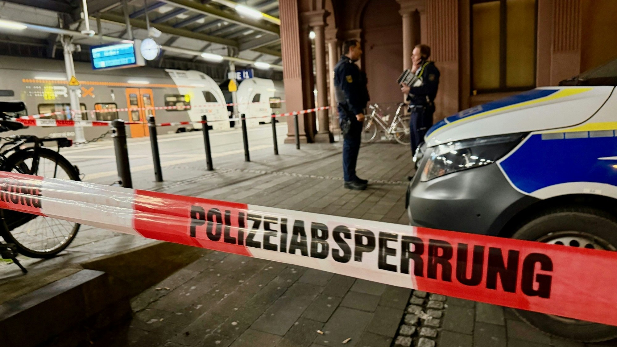 Eine Polizei-Absperrband und Einsatzkräfte am Bonner Hauptbahnhof zu sehen. Der Fund zweier vermeintlich herrenloser Gepäckstücke hat am Bonner Hauptbahnhof einen Großeinsatz der Polizei ausgelöst.