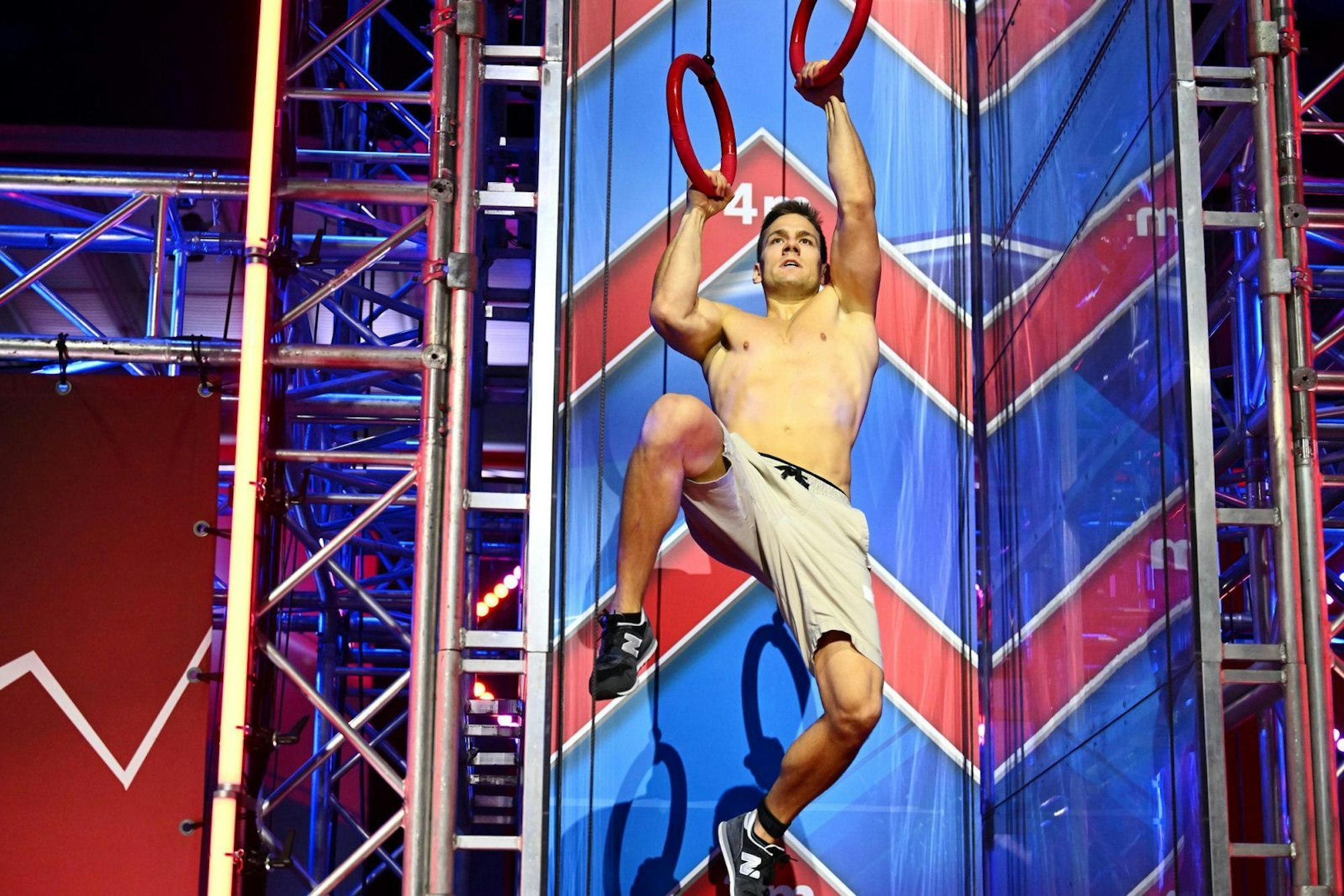 Auch Sandro Scheibler, zuletzt zweimal NWG-Dritter, schaffte die zehn Meter an Ringen und Seilen nicht schnell genug durch den Kamin. (Bild: RTL)