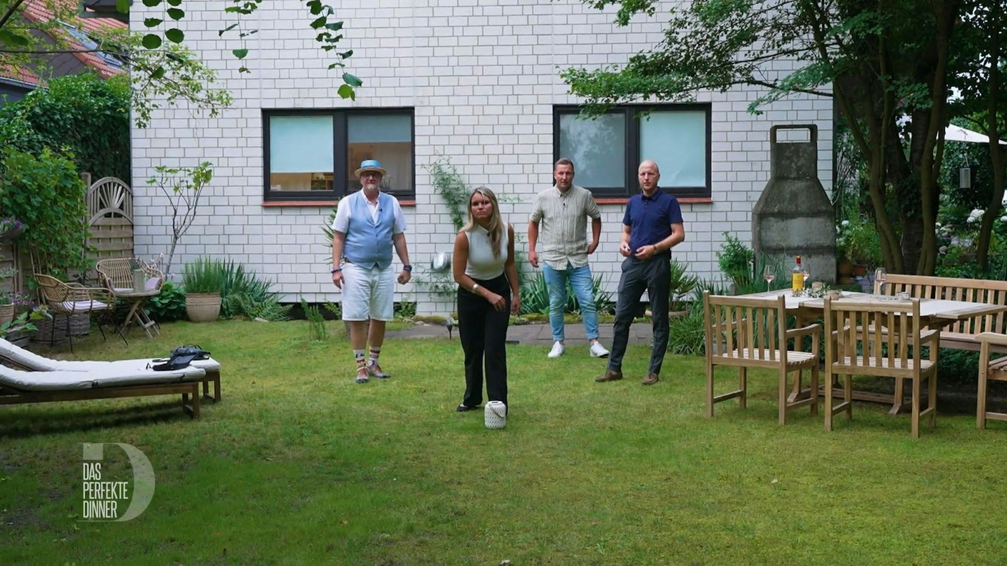 Mit Boccia sind die Gäste beschäftigt, während Christina in der Küche steht.
(Bild: RTL)