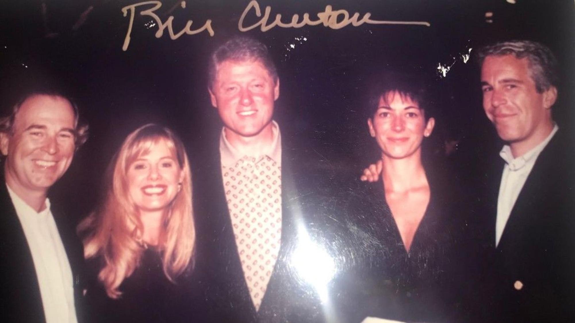Eines der nun veröffentlichten Fotos aus dem Nachlass von Jeffrey Epstein zeigt Ex-US-Präsident Bill Clinton (M.) zusammen mit dem Sexualstraftäter und Komplizin Ghislaine Maxwell (r.) und bisher nicht identifizierten Personen.
