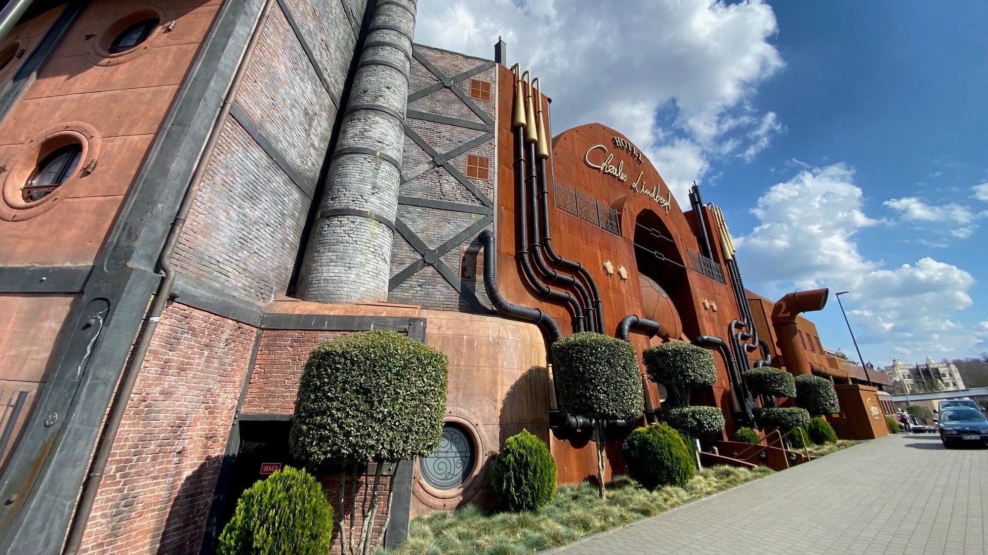 Auf dem Bild ist die Fassade eines Hotels im Phantasialand zu sehen.