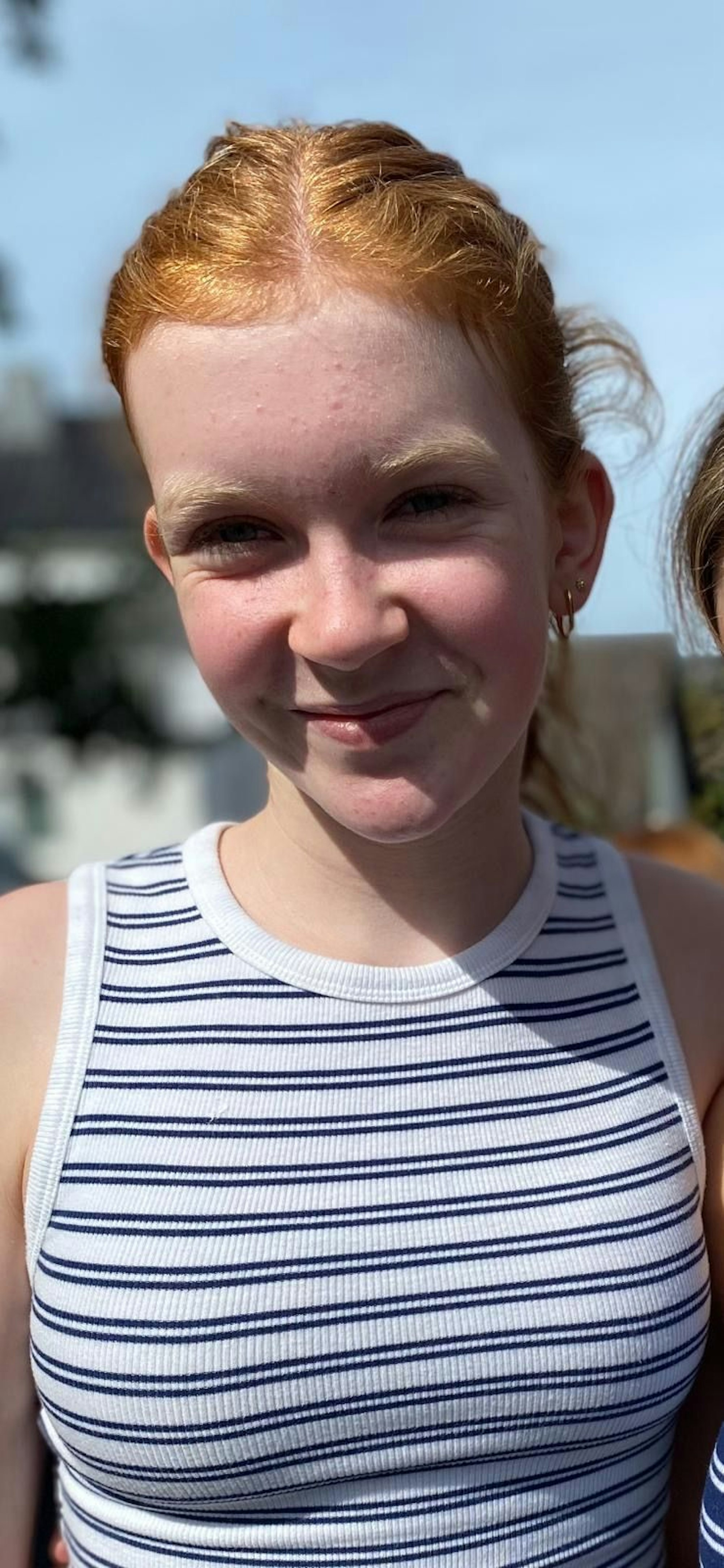 Lotta früher: Ein junges, rothaariges Mädchen lächelt in die Kamera.