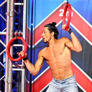 Stage 2 hatte ein mutiples Drama erzeugt: Am letzten der fünf Hindernisse, der unsichtbaren Leiter, scheiterten acht Finalisten. Auch Top-Favorit René Casselly schied aus. (Bild: RTL)