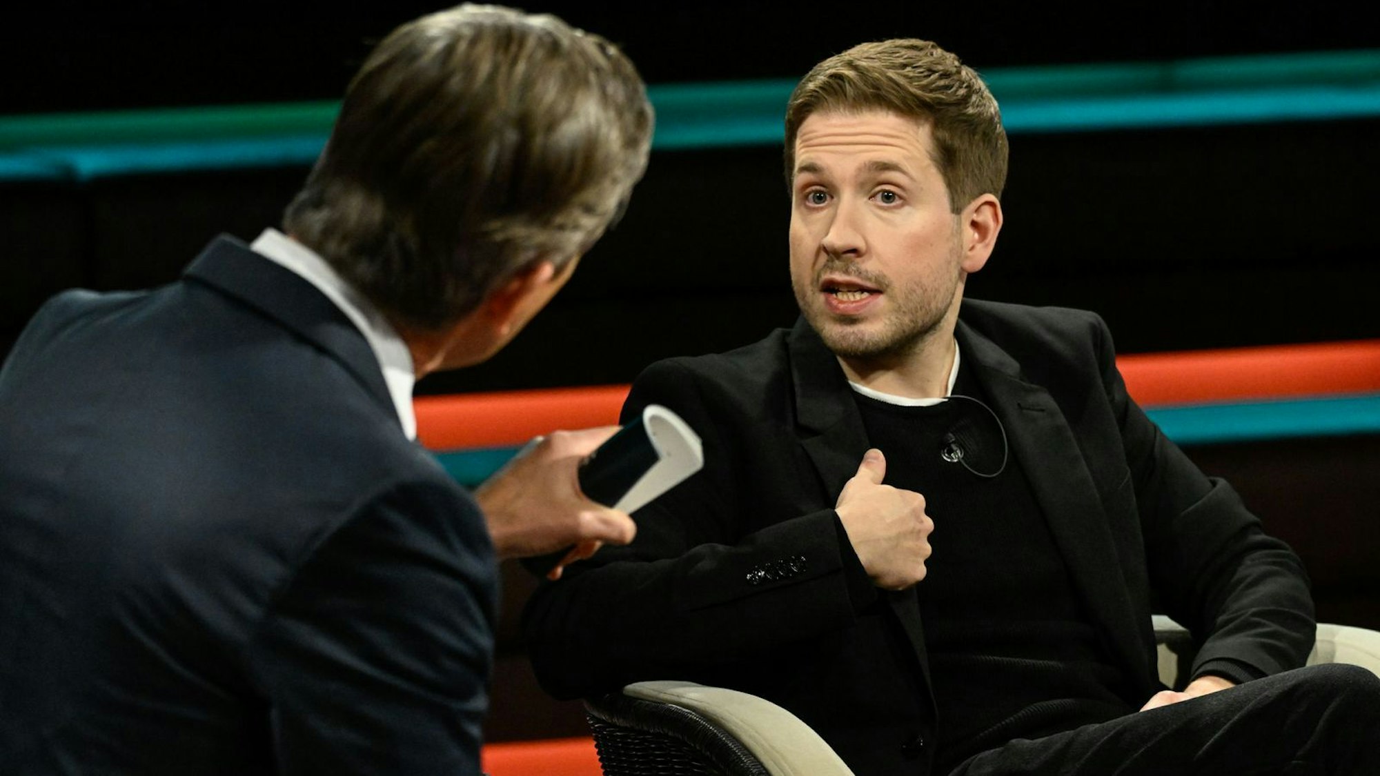 Im Gespräch mit Markus Lanz hatte Kevin Kühnert überraschend lobende Worte für CSU-Chef Markus Söder übrig. (Bild: ZDF / Markus Hertrich)