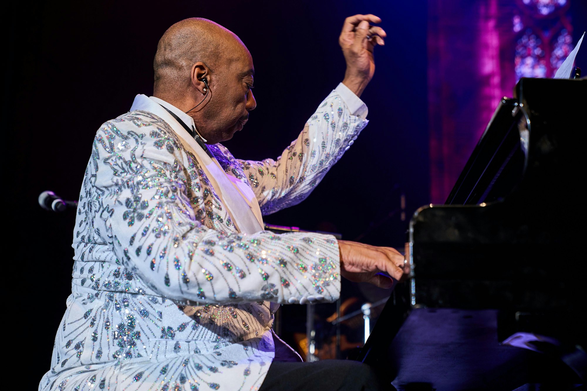 Ein Mann spielt auf einem Flügel.