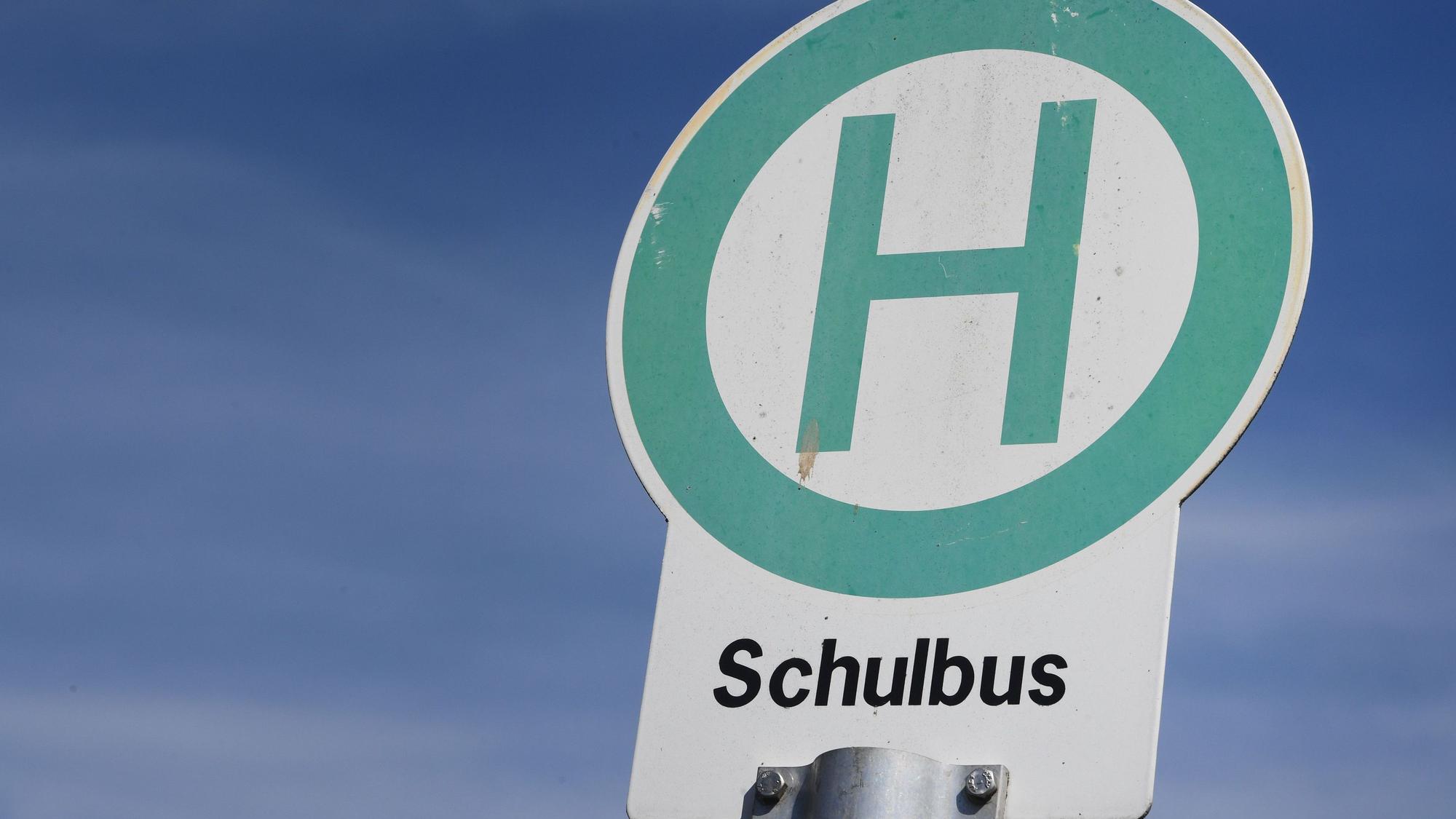Das Foto zeigt ein Schild an einer Schulbushaltestelle.