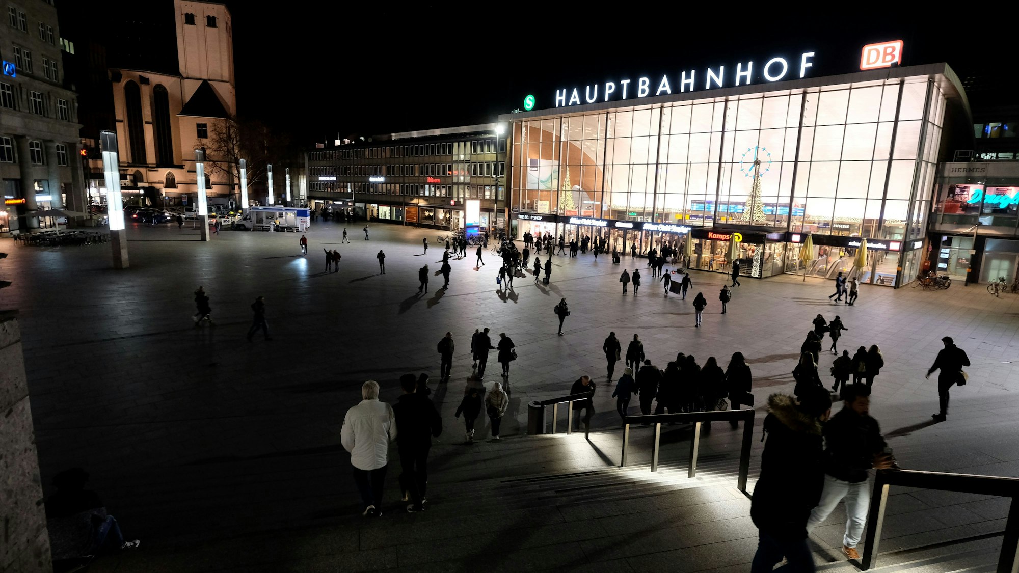 In der Silvesternacht 2015 fanden am Hauptbahnhof und vor dem Dom viele sexuelle Übergriffe statt. (Archivbild)