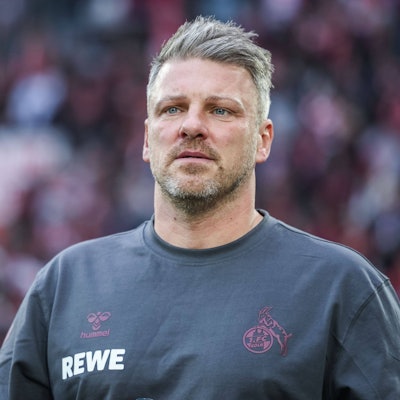 Lukas Kwasniok mit FC-Pullover.