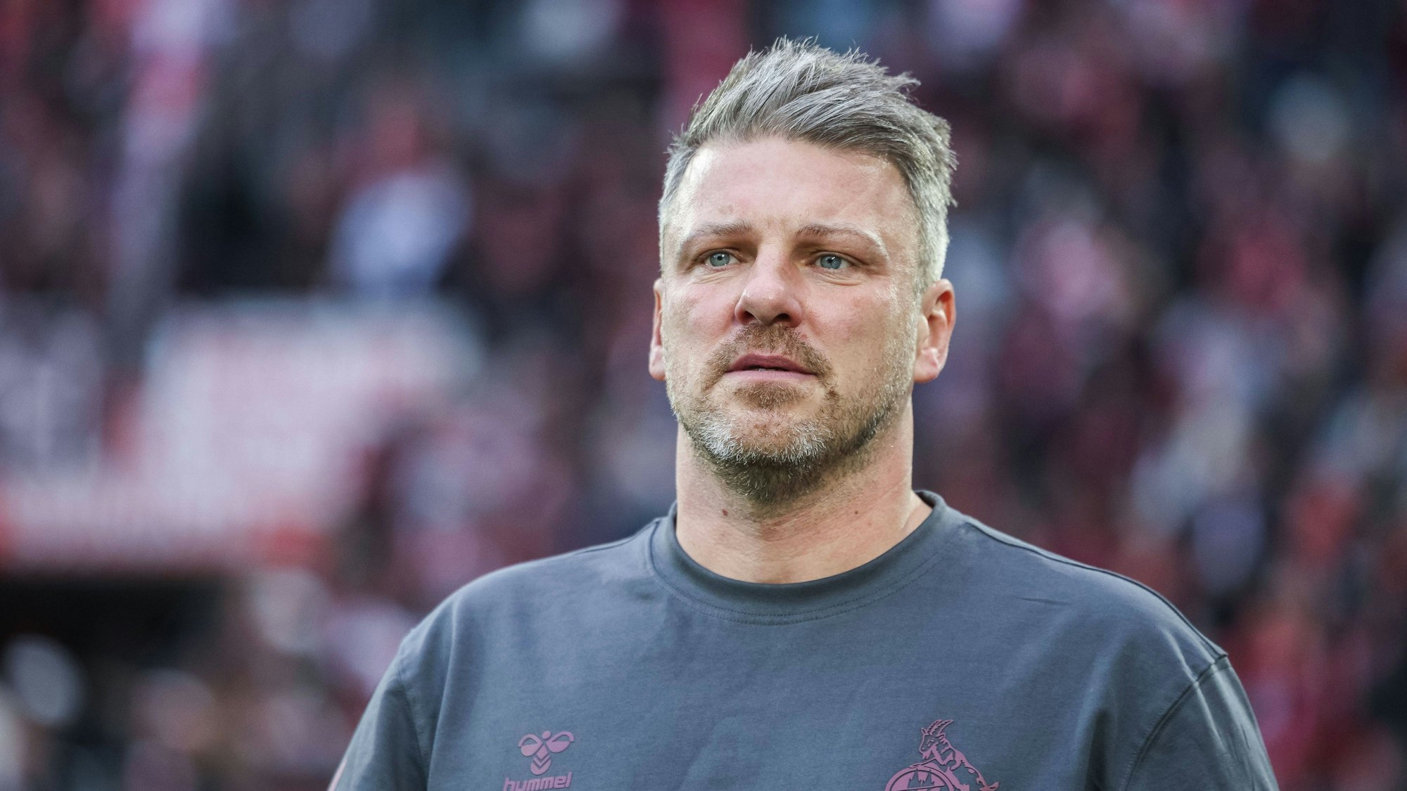 Lukas Kwasniok mit FC-Pullover.