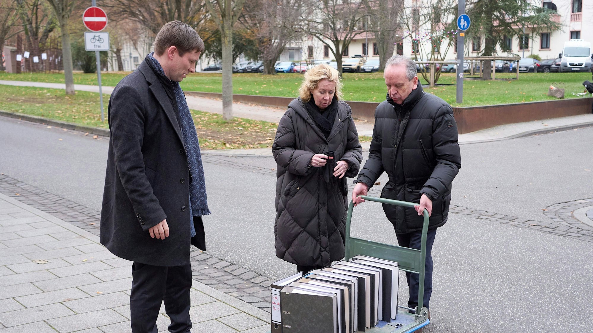Ralph und Inka Orth und Rechtsanwalt Christian Hecken(l) haben die Unterlagen zu einem Klageerzwingungsverfahren beim Oberlandesgericht in Koblenz eingereicht.