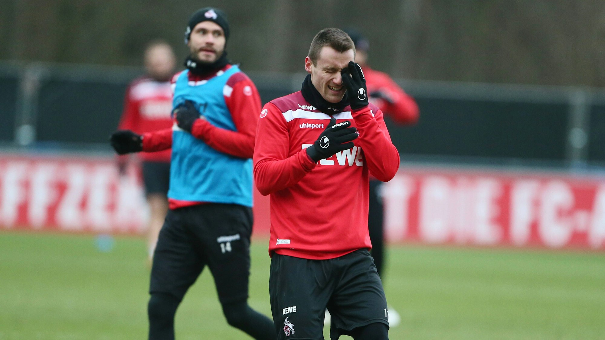 Christian Clemens hält sich im Training des 1. FC Köln das Auge.