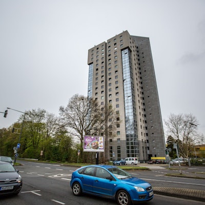 04.04.2019, Köln: Das Studentenheim des Kölner Studierendenwerk an der Technischen Hochschule Köln (TH Köln). Im Vordergrund sind Autos auf dem Deutzer Ring unterwegs. Foto: Matthias Heinekamp - Hochschule, Gebäude - Gebäude, Außenansicht, Wohngebäude, Bauwerk