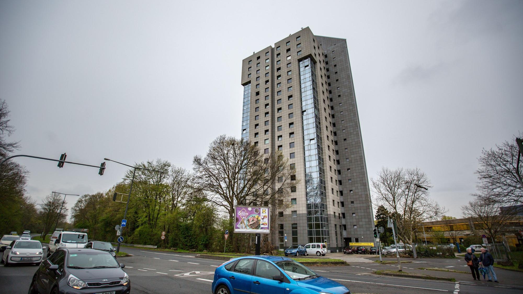 04.04.2019, Köln: Das Studentenheim des Kölner Studierendenwerk an der Technischen Hochschule Köln (TH Köln). Im Vordergrund sind Autos auf dem Deutzer Ring unterwegs. Foto: Matthias Heinekamp - Hochschule, Gebäude - Gebäude, Außenansicht, Wohngebäude, Bauwerk
