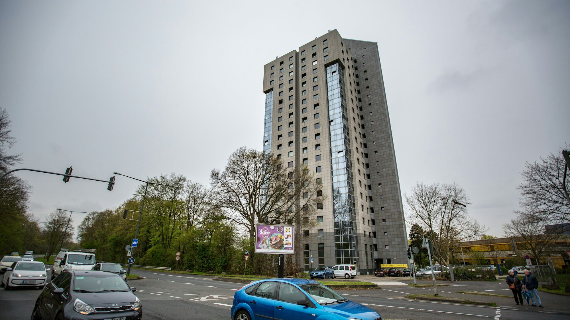 04.04.2019, Köln: Das Studentenheim des Kölner Studierendenwerk an der Technischen Hochschule Köln (TH Köln). Im Vordergrund sind Autos auf dem Deutzer Ring unterwegs. Foto: Matthias Heinekamp - Hochschule, Gebäude - Gebäude, Außenansicht, Wohngebäude, Bauwerk