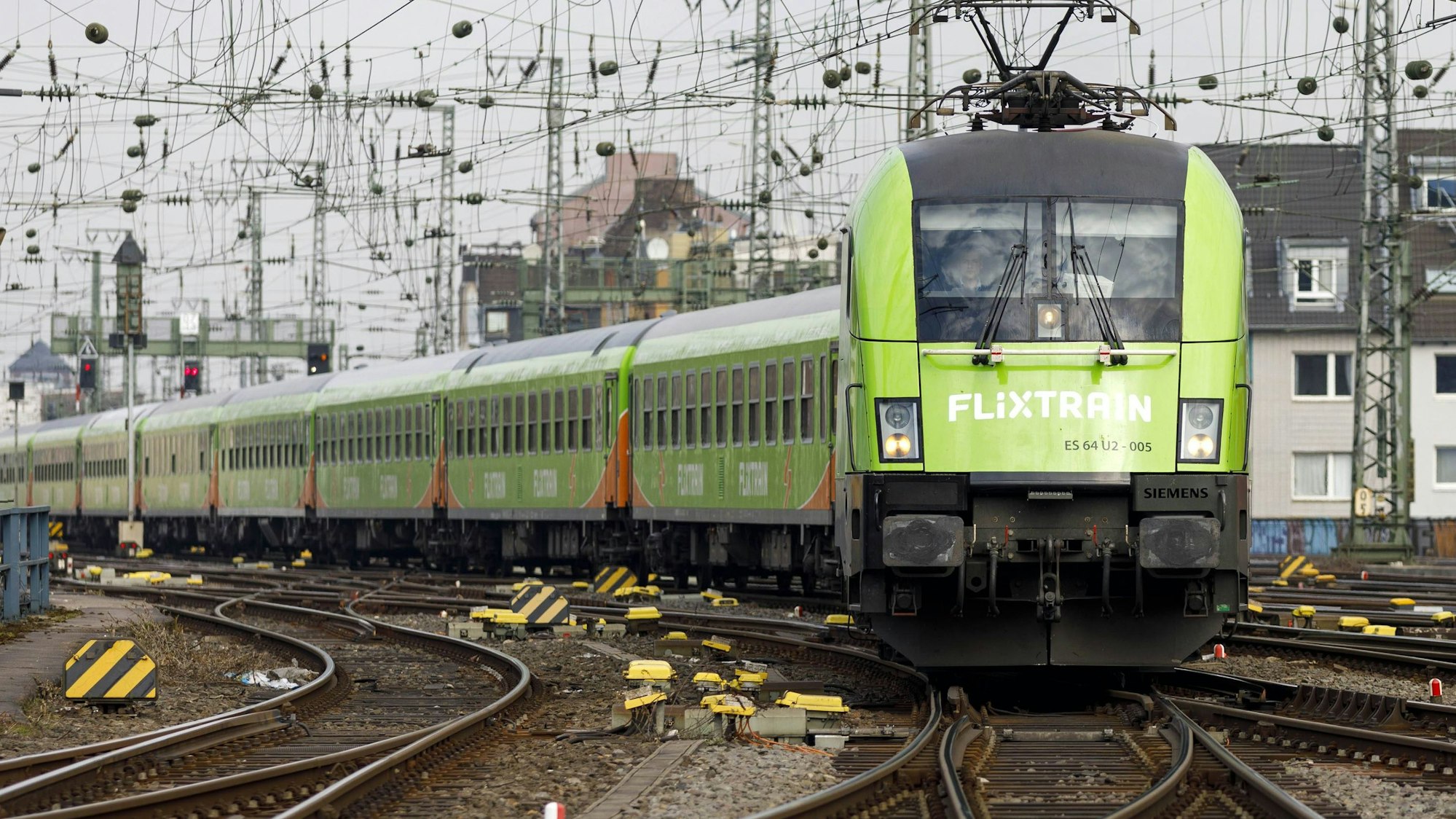 Einfahrt eines neuen FlixTrain von Köln nach Hamburg am Kölner Hauptbahnhof.