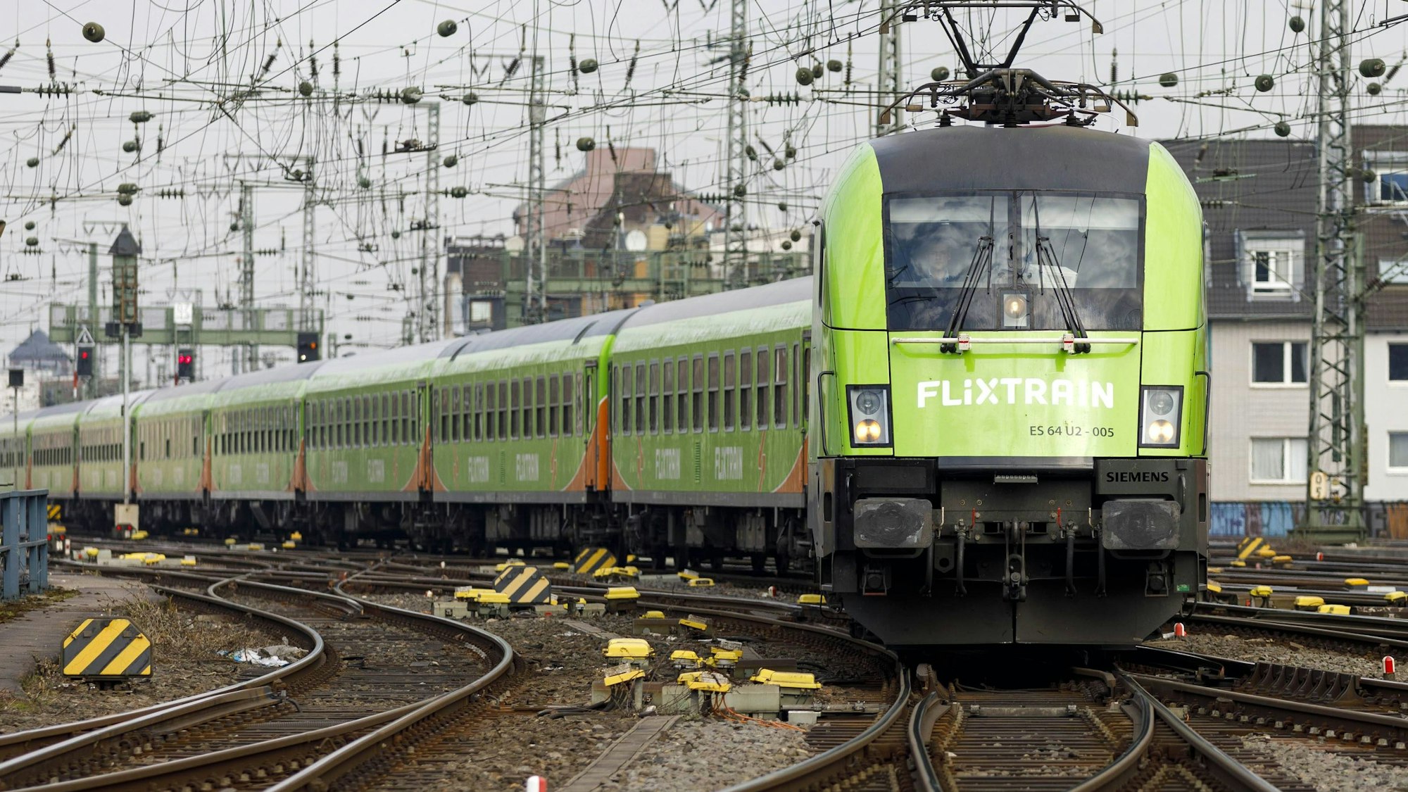 Einfahrt eines neuen FlixTrain von Köln nach Hamburg am Kölner Hauptbahnhof.
