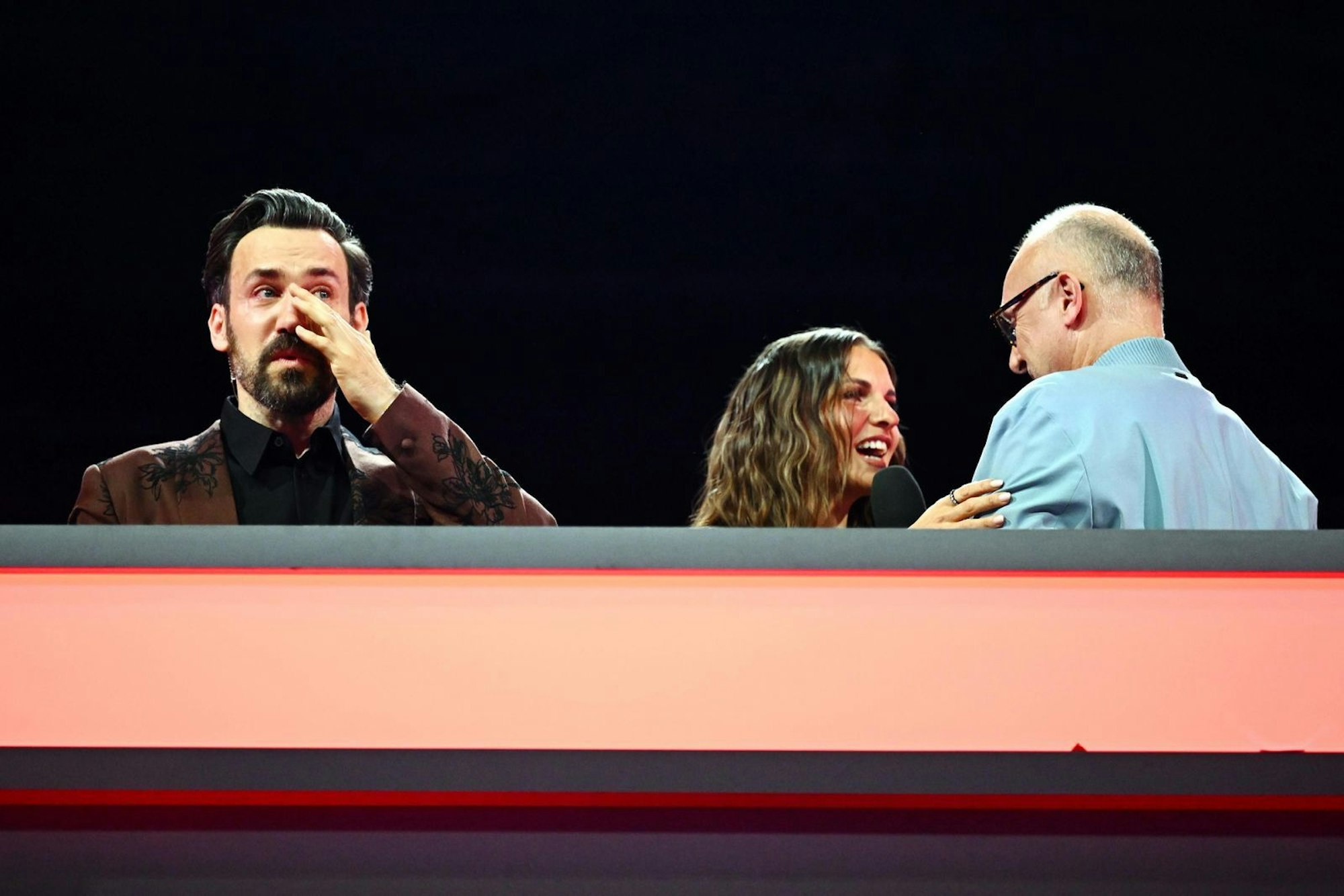 Tränen zum Abschied: Frank Buschmann sagte „Tschüss“ als NWG-Moderator und Jan Köppen weinte. Großer emotionaler Moment! (Bild: RTL)