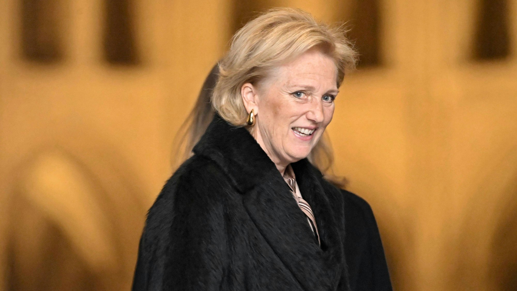 Prinzessin Astrid im Pelzmantel.