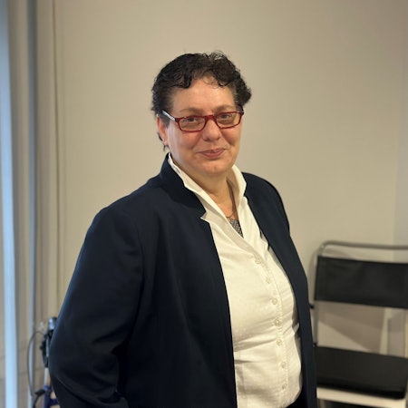 Eine Frau steht in einem Zimmer.