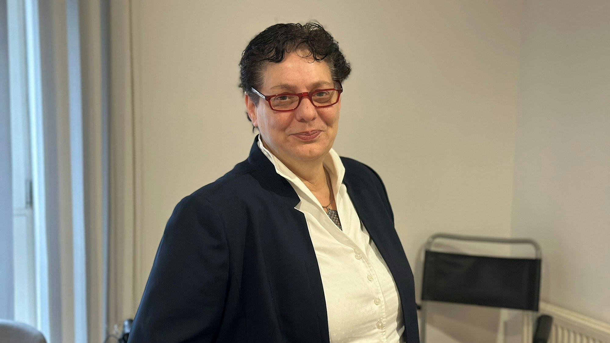 Eine Frau steht in einem Zimmer.