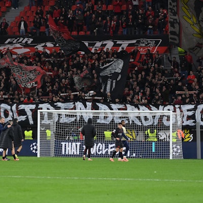 Transparent der Leverkusener Fans - Holt den Derbysieg - zum anstehenden Spiel gegen den 1. FC Köln 10.12.2025, Fussball, UEFA Champions League 2025/2026, 6. Spieltag, Bayer 04 Leverkusen - Newcastle United 2:2 UEFA regulations prohibit any use of photographs as image sequences and/or quasi-video Leverkusen BayArena Nordrhein Westfalen Deutschland *** Leverkusen fans banner Get the derby win for the upcoming match against 1 FC Köln 10 12 2025, Football, UEFA Champions League 2025 2026, Matchday 6, Bayer 04 Leverkusen Newcastle United 2 2 UEFA regulations prohibit any use of photographs as image sequences and or quasi video Leverkusen BayArena Nordrhein Westfalen Germany Team2