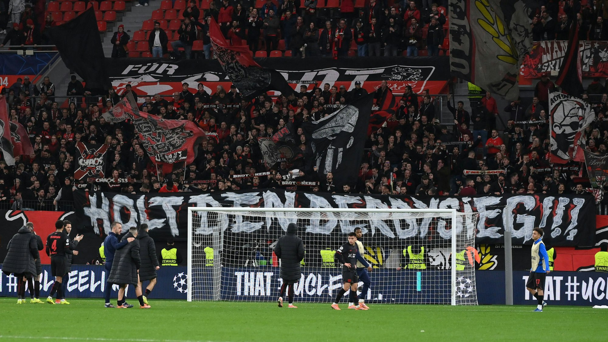 Transparent der Leverkusener Fans - Holt den Derbysieg - zum anstehenden Spiel gegen den 1. FC Köln 10.12.2025, Fussball, UEFA Champions League 2025/2026, 6. Spieltag, Bayer 04 Leverkusen - Newcastle United 2:2 UEFA regulations prohibit any use of photographs as image sequences and/or quasi-video Leverkusen BayArena Nordrhein Westfalen Deutschland *** Leverkusen fans banner Get the derby win for the upcoming match against 1 FC Köln 10 12 2025, Football, UEFA Champions League 2025 2026, Matchday 6, Bayer 04 Leverkusen Newcastle United 2 2 UEFA regulations prohibit any use of photographs as image sequences and or quasi video Leverkusen BayArena Nordrhein Westfalen Germany Team2