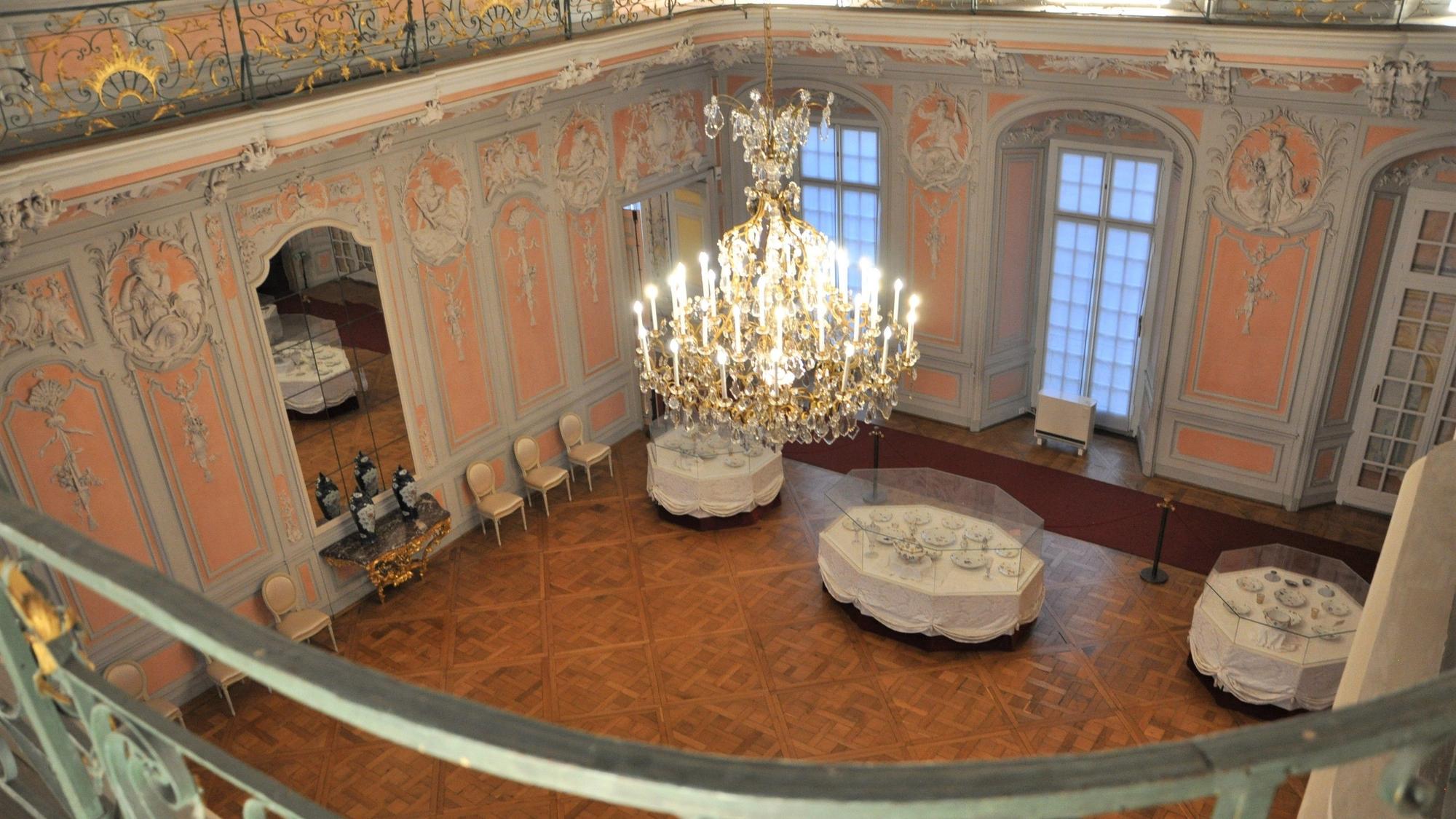 Auf dem Bild ist eine Luftaufnahme eines Speisesaals im Schloss Augustusburg zu sehen.
