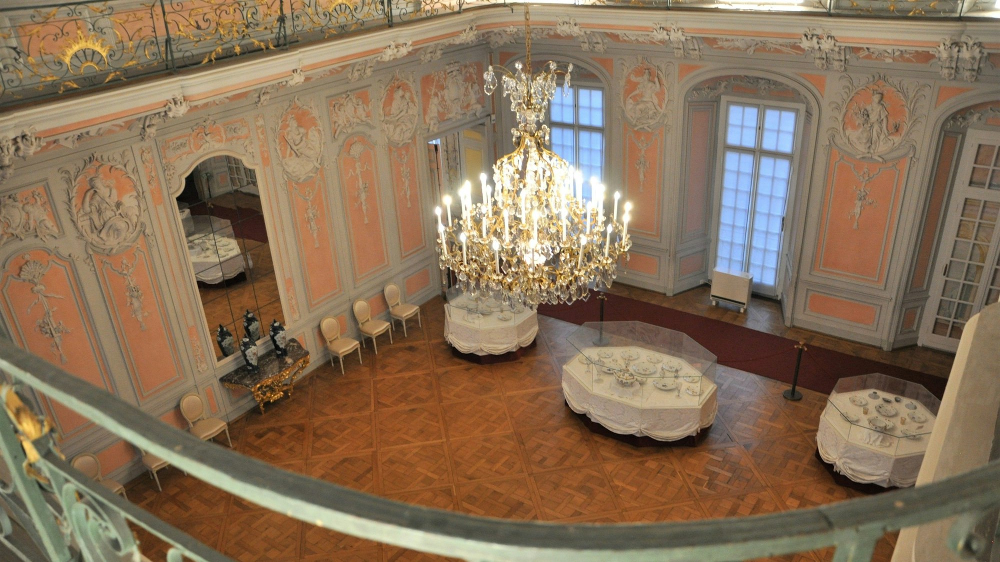 Auf dem Bild ist eine Luftaufnahme eines Speisesaals im Schloss Augustusburg zu sehen.