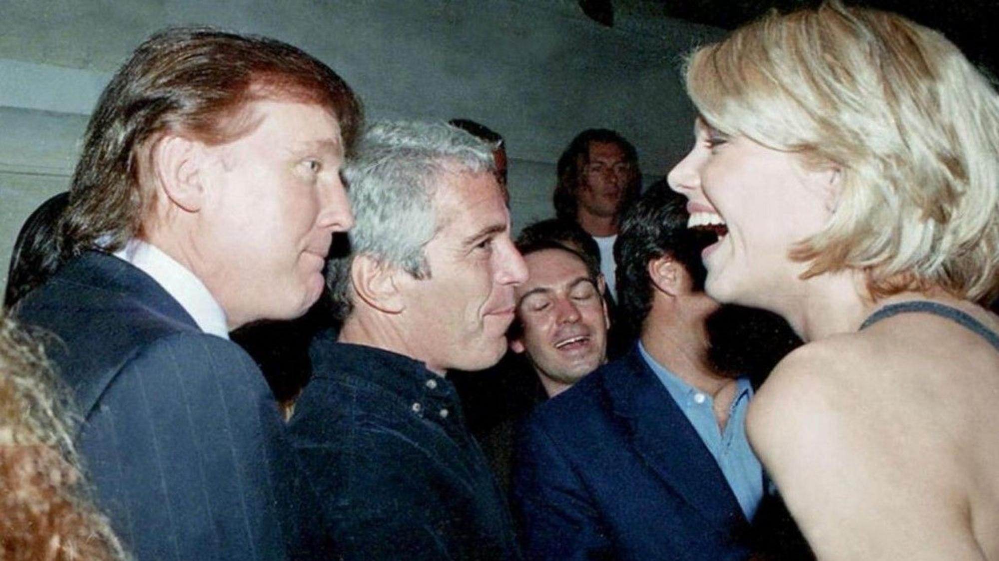 Fotos aus Eine weitere Aufnahme zeigt US-Präsident Donald Trump in Begleitung von Jeffrey Epstein.von Jeffrey Epstein, 12.12.25