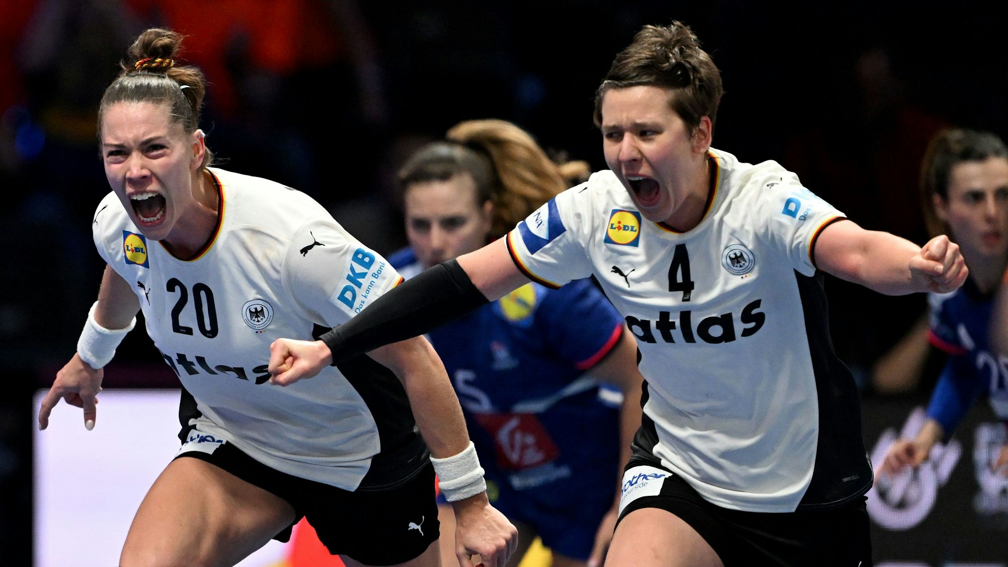 dpatopbilder - 12.12.2025, Niederlande, Rotterdam: Handball, Frauen: WM, Frankreich - Deutschland, Finalrunde, Halbfinale. Emily Vogel (l, Deutschland) und Alina Grijseels (Deutschland) jubeln. Foto: Federico Gambarini/dpa +++ dpa-Bildfunk +++