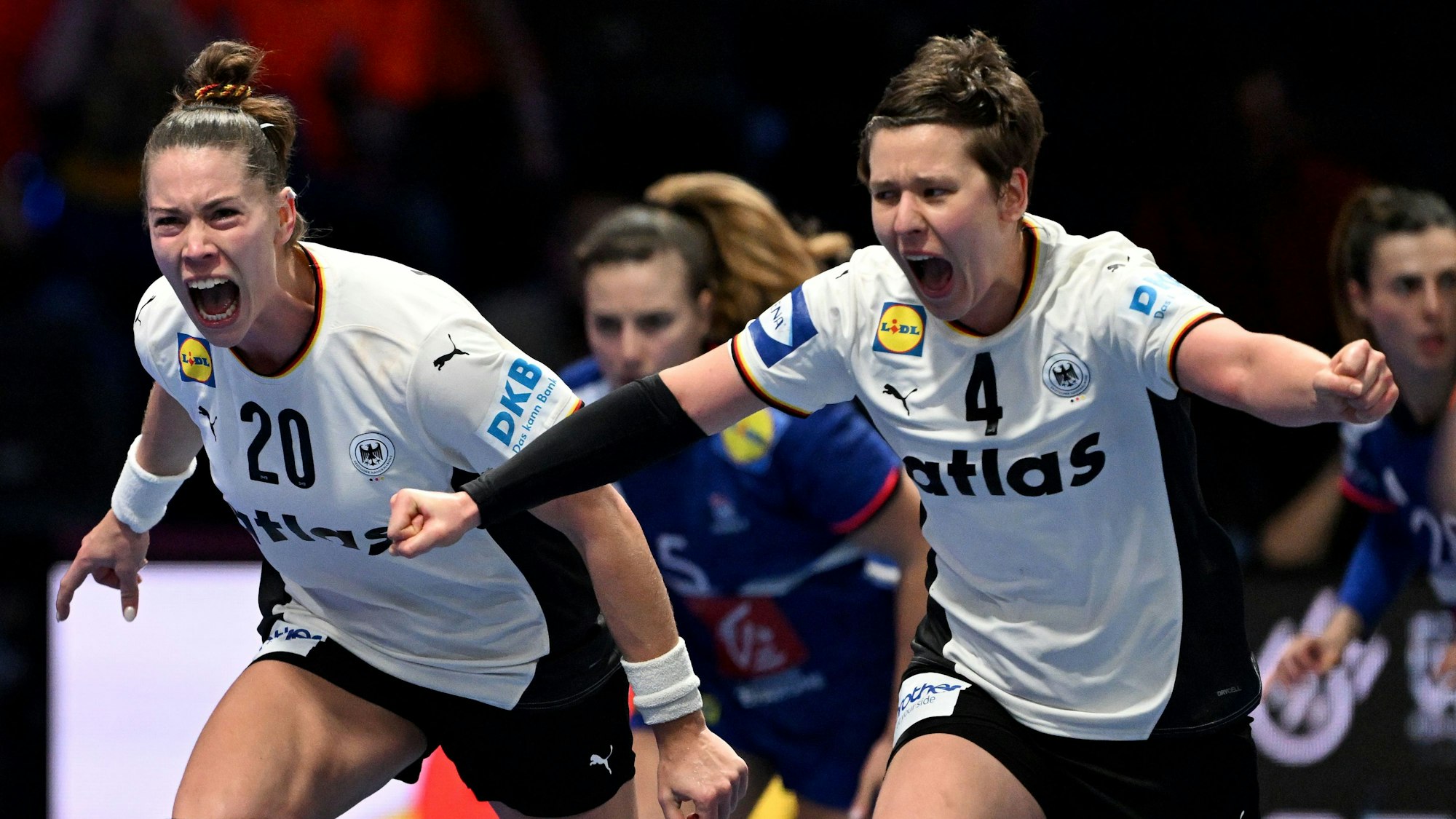 dpatopbilder - 12.12.2025, Niederlande, Rotterdam: Handball, Frauen: WM, Frankreich - Deutschland, Finalrunde, Halbfinale. Emily Vogel (l, Deutschland) und Alina Grijseels (Deutschland) jubeln. Foto: Federico Gambarini/dpa +++ dpa-Bildfunk +++
