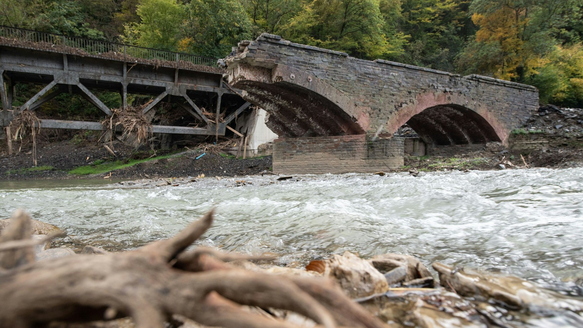 Die von der Flut zerstörte Eisenbahnbrücke über die Ahr zwischen Mayschoss und Rech.