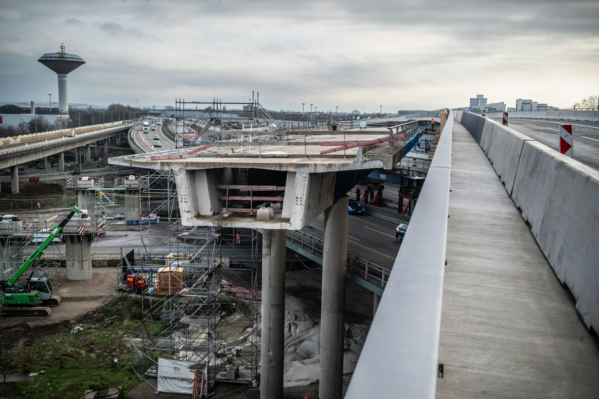 Der alte Überflieger aus beton wird parallel abgebaut. Die Autobahn GmbH gibt Teilstücke in Kreuz Leverkusen-West frei, unter anderem die Verbindungsbrücke von der Autobahn 59 auf die A1 in Richtung Dortmund.