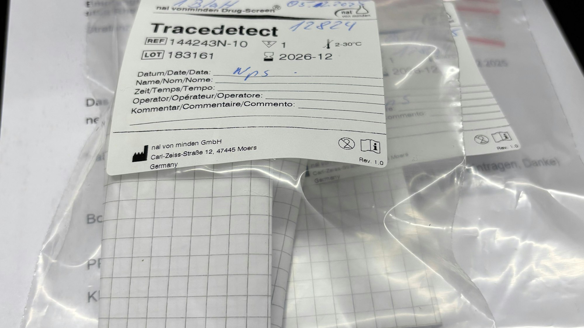 Unsichtbare neue psychoaktive Stoffe (NPS) wurden auf diesem karierten Blatt durch den neuen Drogenscanner der JVA-Rheinbach entdeckt.