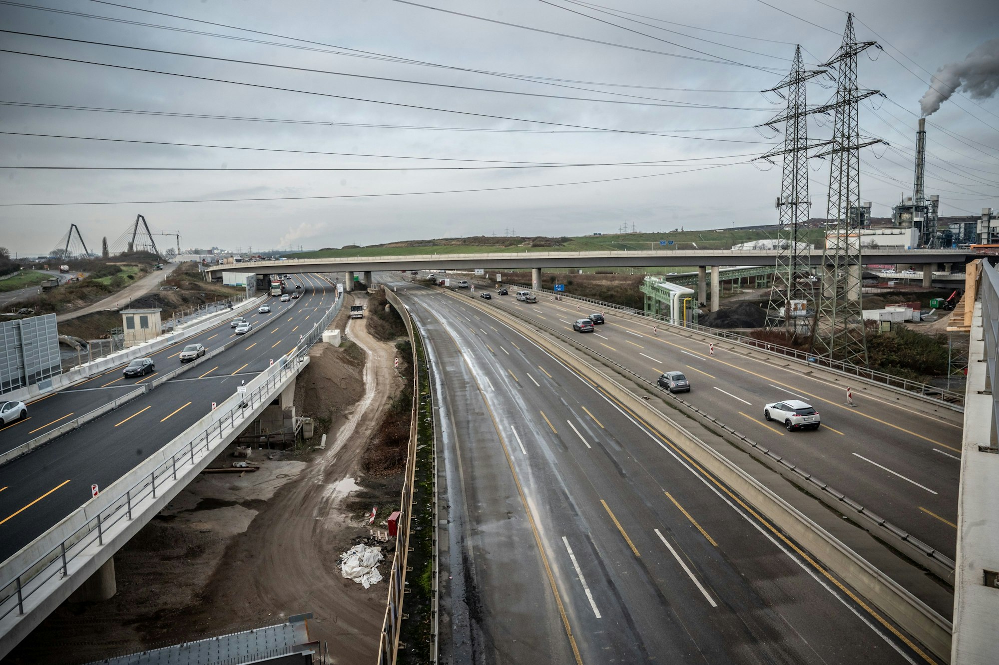 Die Autobahn GmbH gibt Teilstücke in Kreuz Leverkusen-West frei, unter anderem die Verbindungsbrücke von der Autobahn 59 auf die A1 in Richtung Dortmund. Bild: Ralf Krieger
