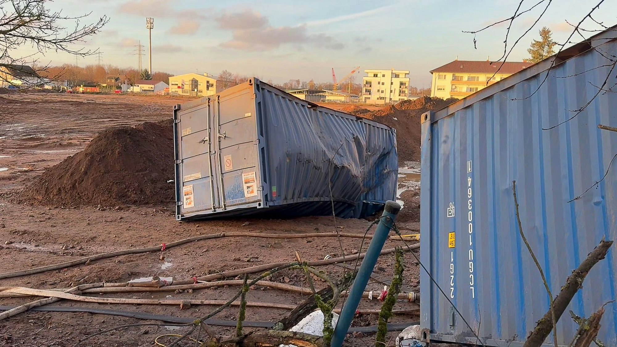 Blick auf Container in Hanau, hinter denen eine Weltkriegsbombe gesprengt wurde.