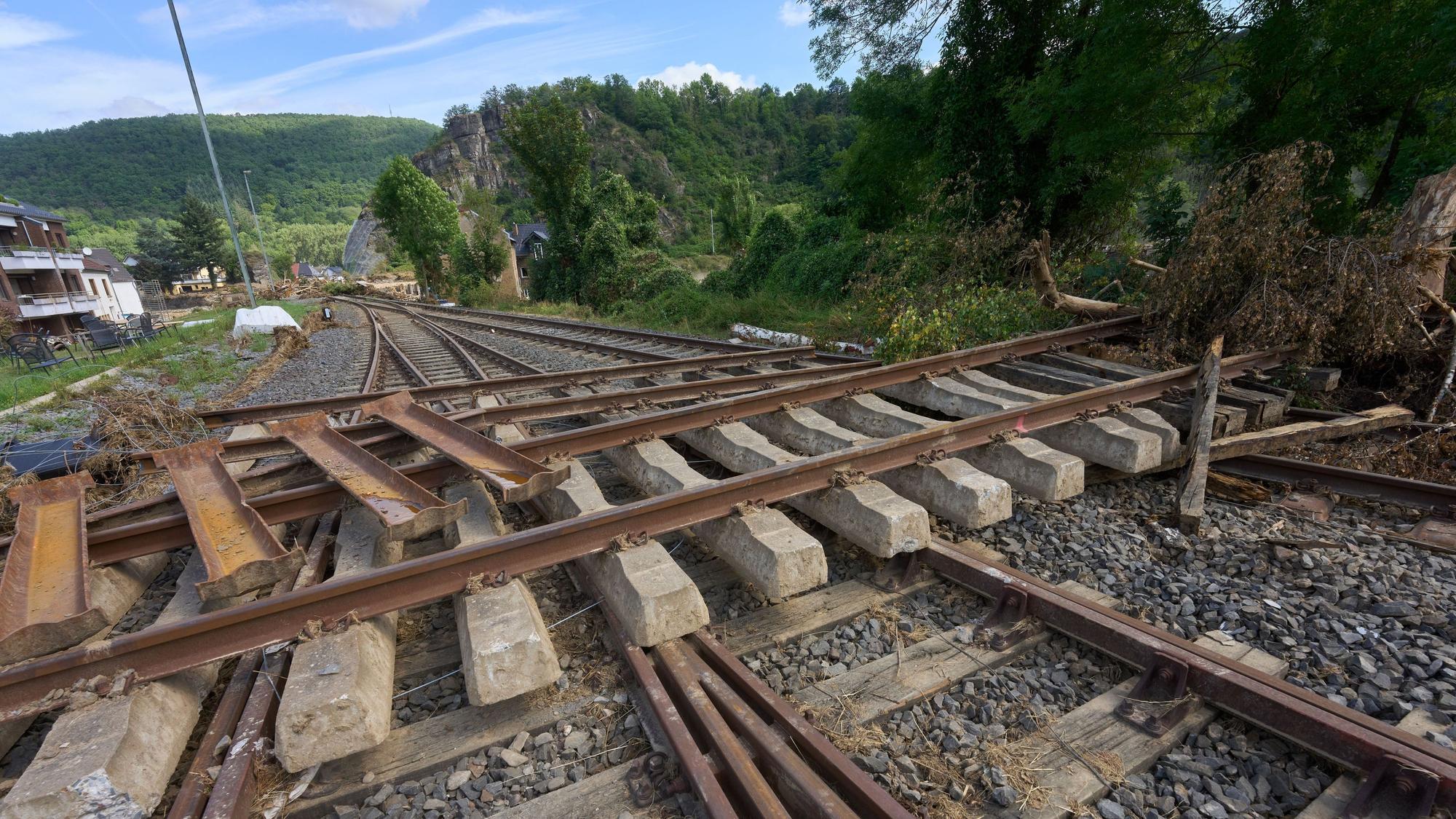 30.07.2021, Rheinland-Pfalz, Kreuzberg: Bahngleise liegen in der Nähe des Bahnhofs im Ahrtal quer auf der Bahnstrecke. Die Strecke im Ahrtal wird für einen längeren Zeitraum nicht befahrbar sein.