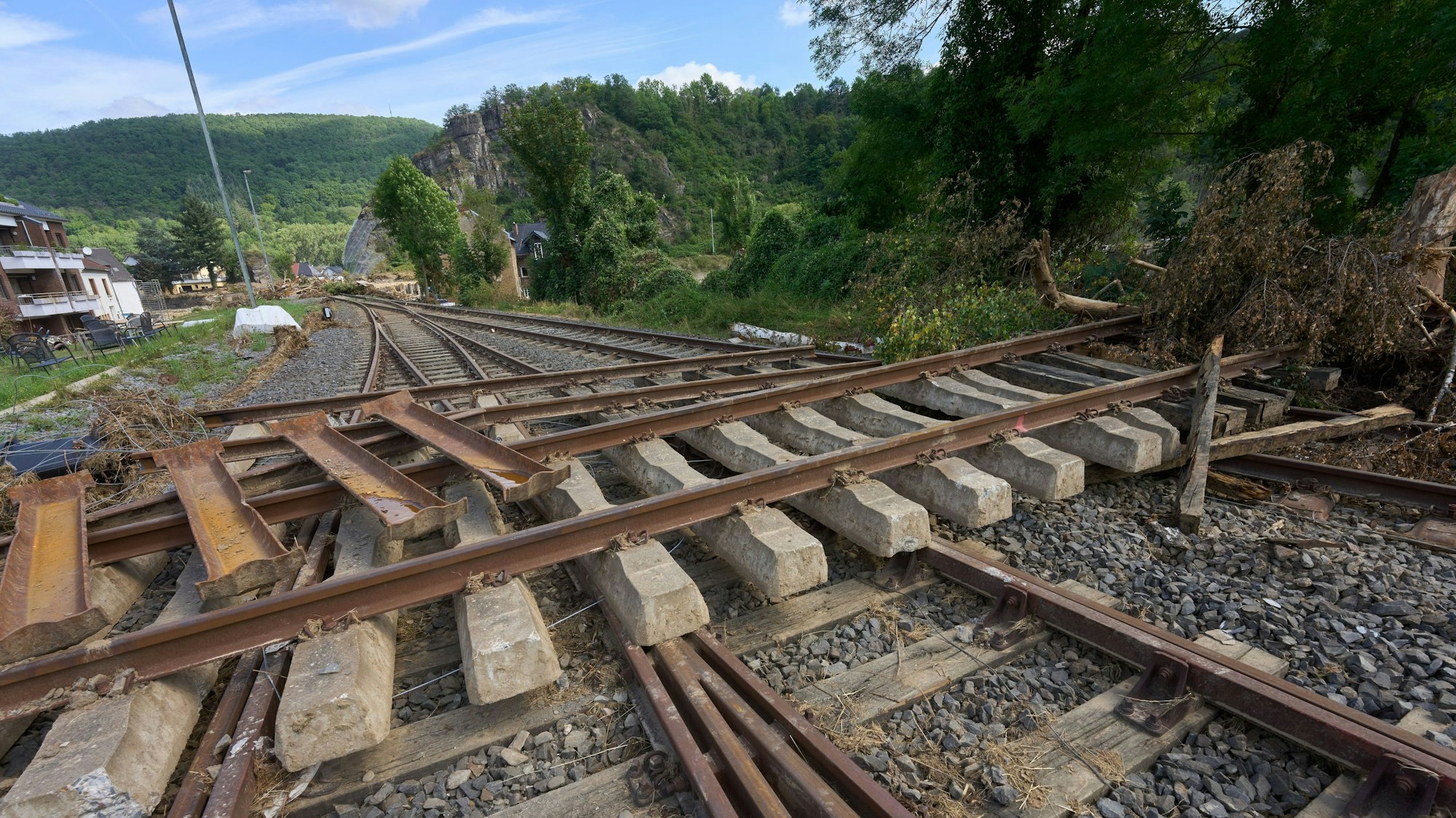 30.07.2021, Rheinland-Pfalz, Kreuzberg: Bahngleise liegen in der Nähe des Bahnhofs im Ahrtal quer auf der Bahnstrecke. Die Strecke im Ahrtal wird für einen längeren Zeitraum nicht befahrbar sein.