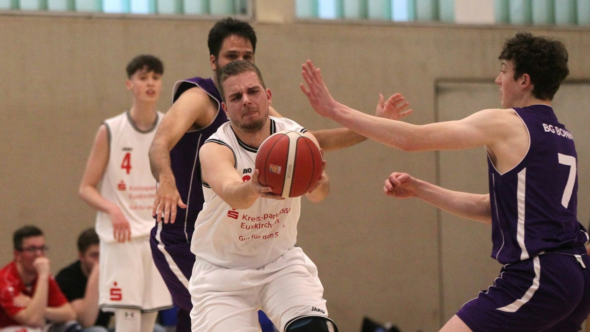 Simon Benentreu am Ball gegen die Basketballer von BG Bonn.