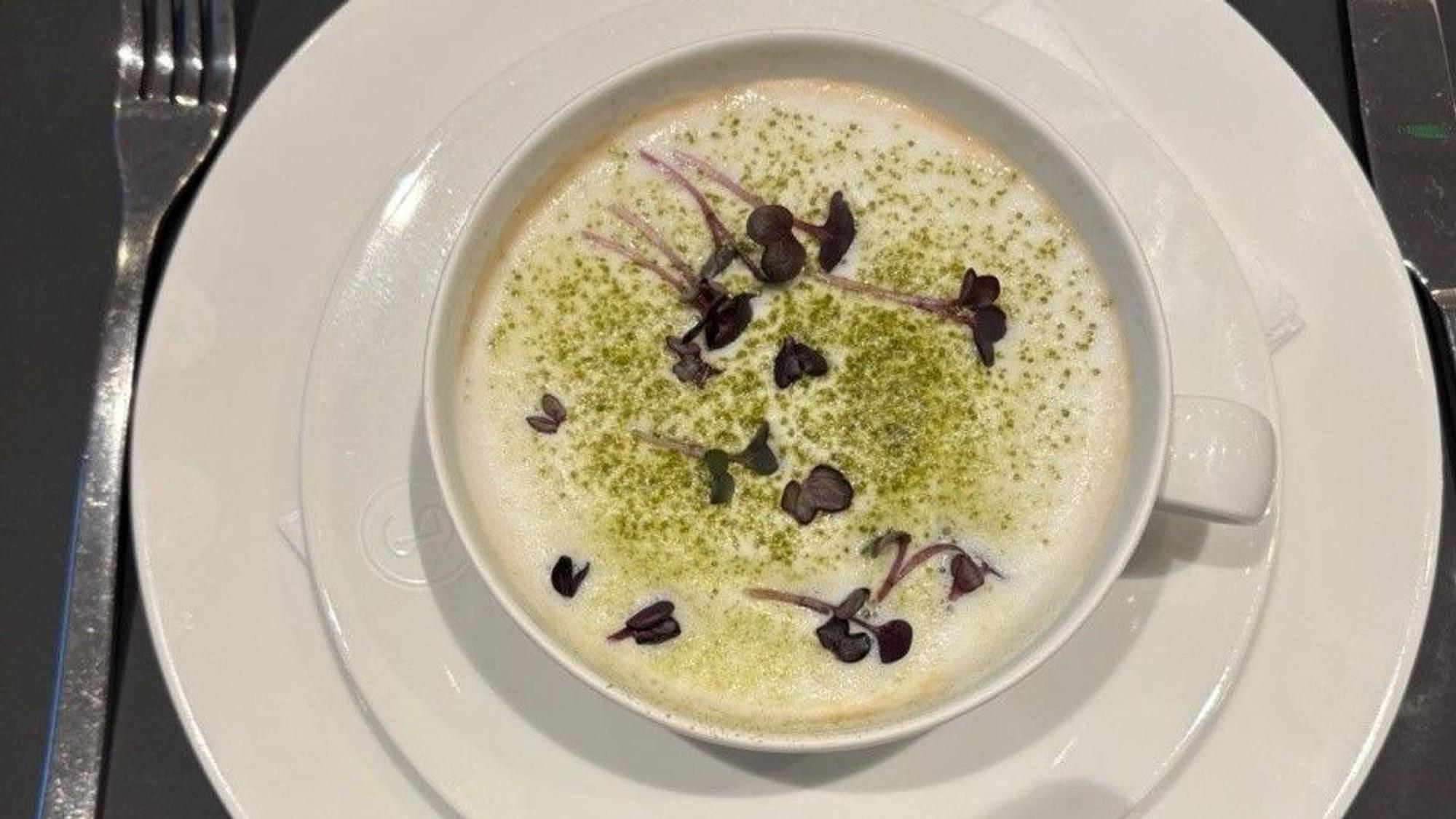 Zu sehen ist ein Maronen-Trüffel-Cappuccino in einer Tasse.