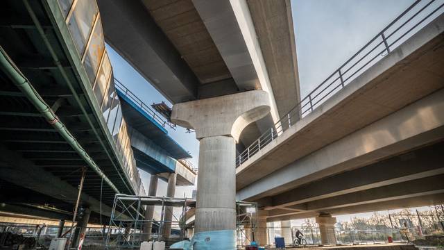 Das bauwerk K32 von unten Die Autobahn GmbH gibt Teilstücke in Kreuz Leverkusen West frei, unter anderem die Verbindungsbrücke von der Autobahn 59 auf die A1 in Richtung Dortmund.